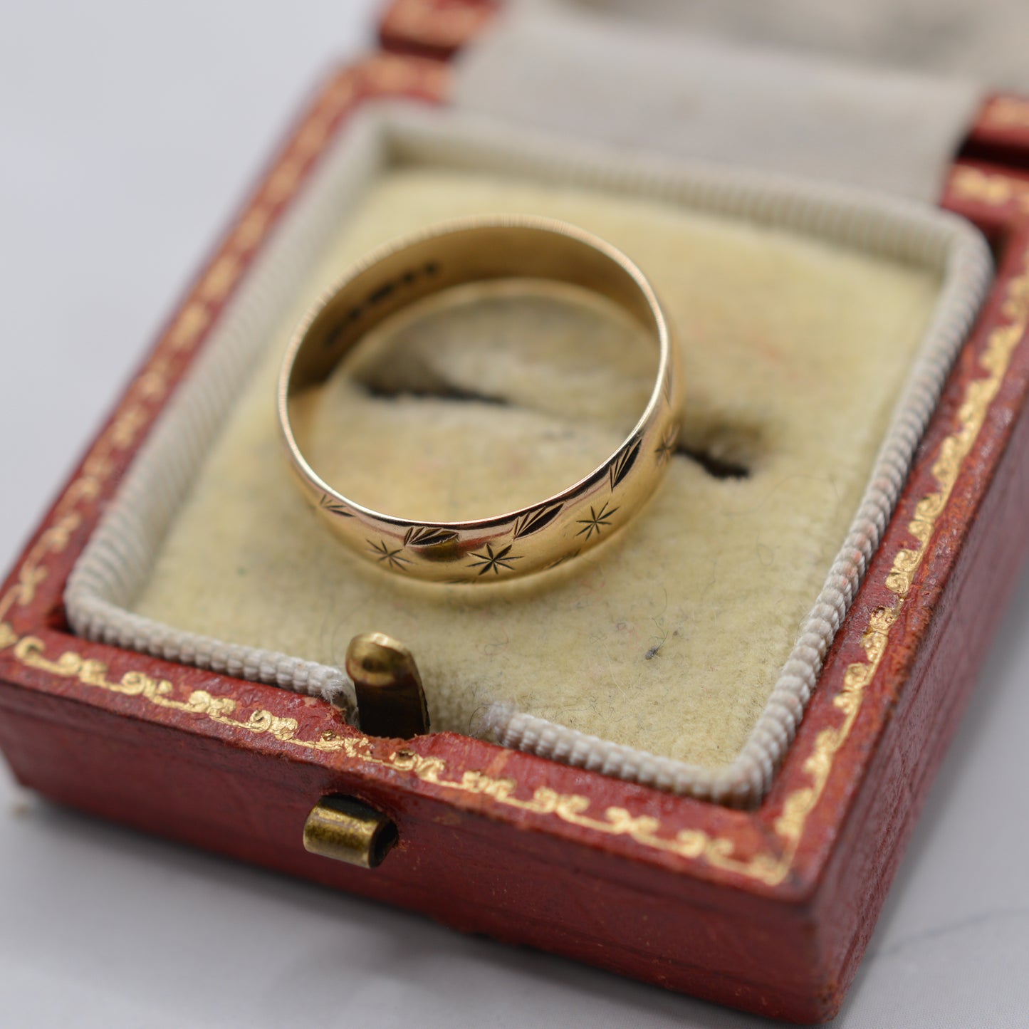 1980s Vintage 9ct Gold Star-Engraved Band Ring