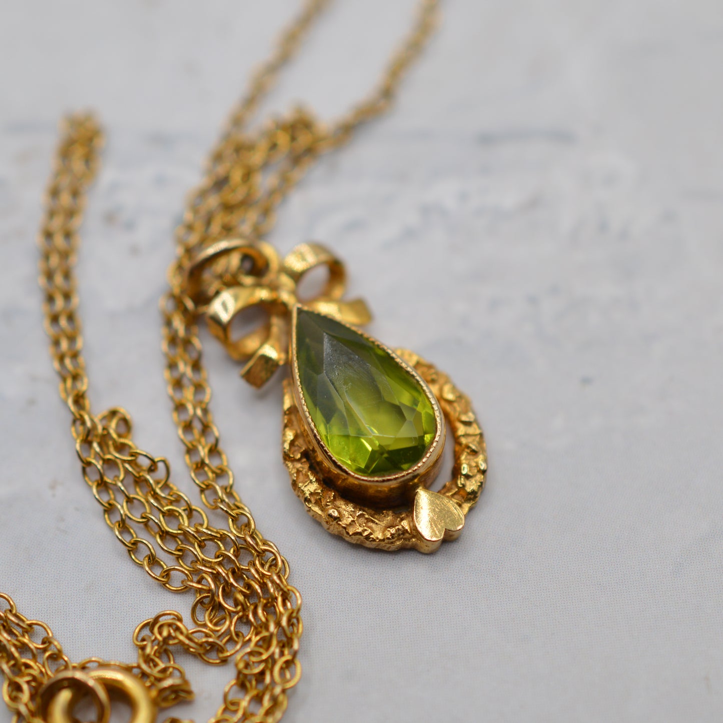 1970s Vintage 9ct Gold Peridot Pendant Bow Necklace (18”)