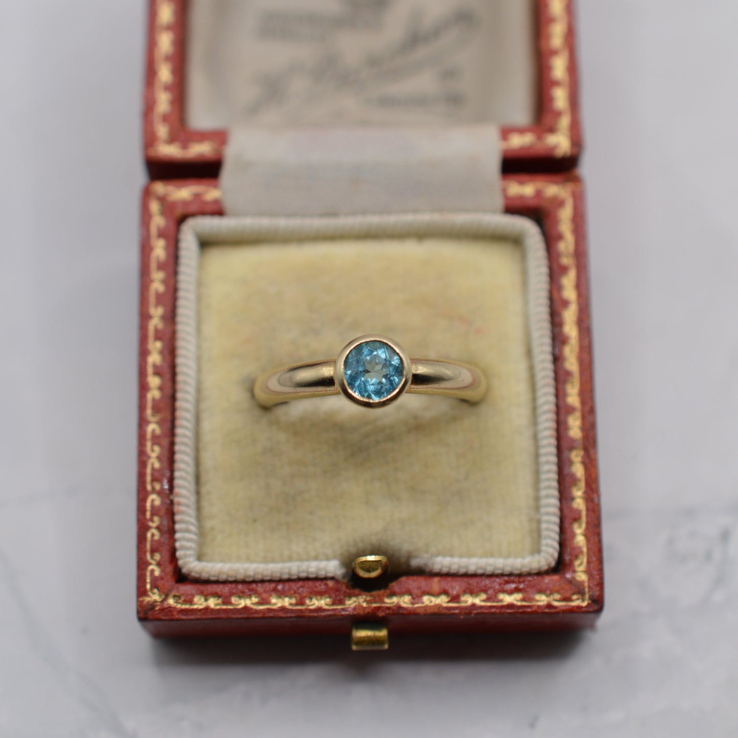 Y2K 9ct Gold Bezel-Set Solitaire Ring