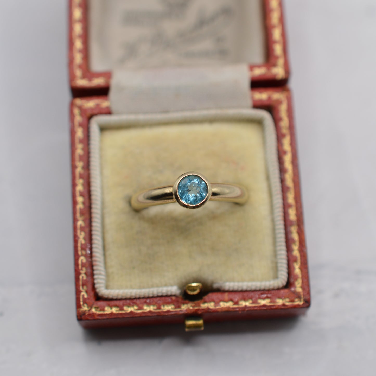 Y2K 9ct Gold Bezel-Set Solitaire Ring