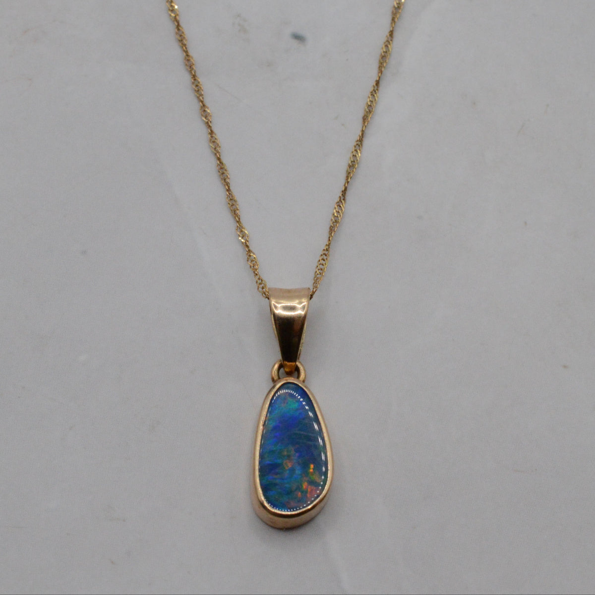 Y2K 9ct Gold Opal Doublet Pendant Necklace (18”)