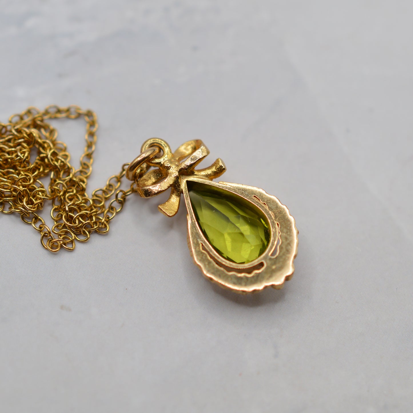 1970s Vintage 9ct Gold Peridot Pendant Bow Necklace (18”)