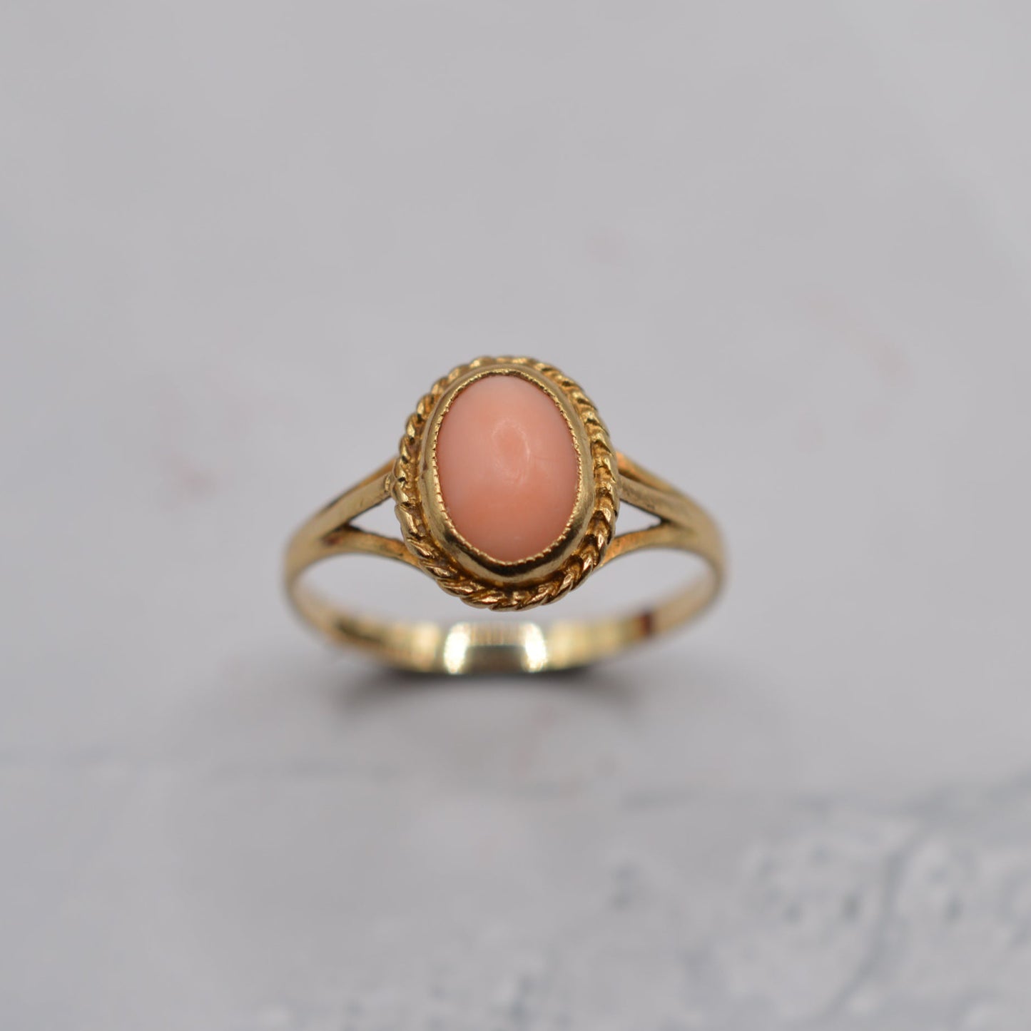 1980s Vintage 9ct Gold Coral Ring with Rope-Twist Border