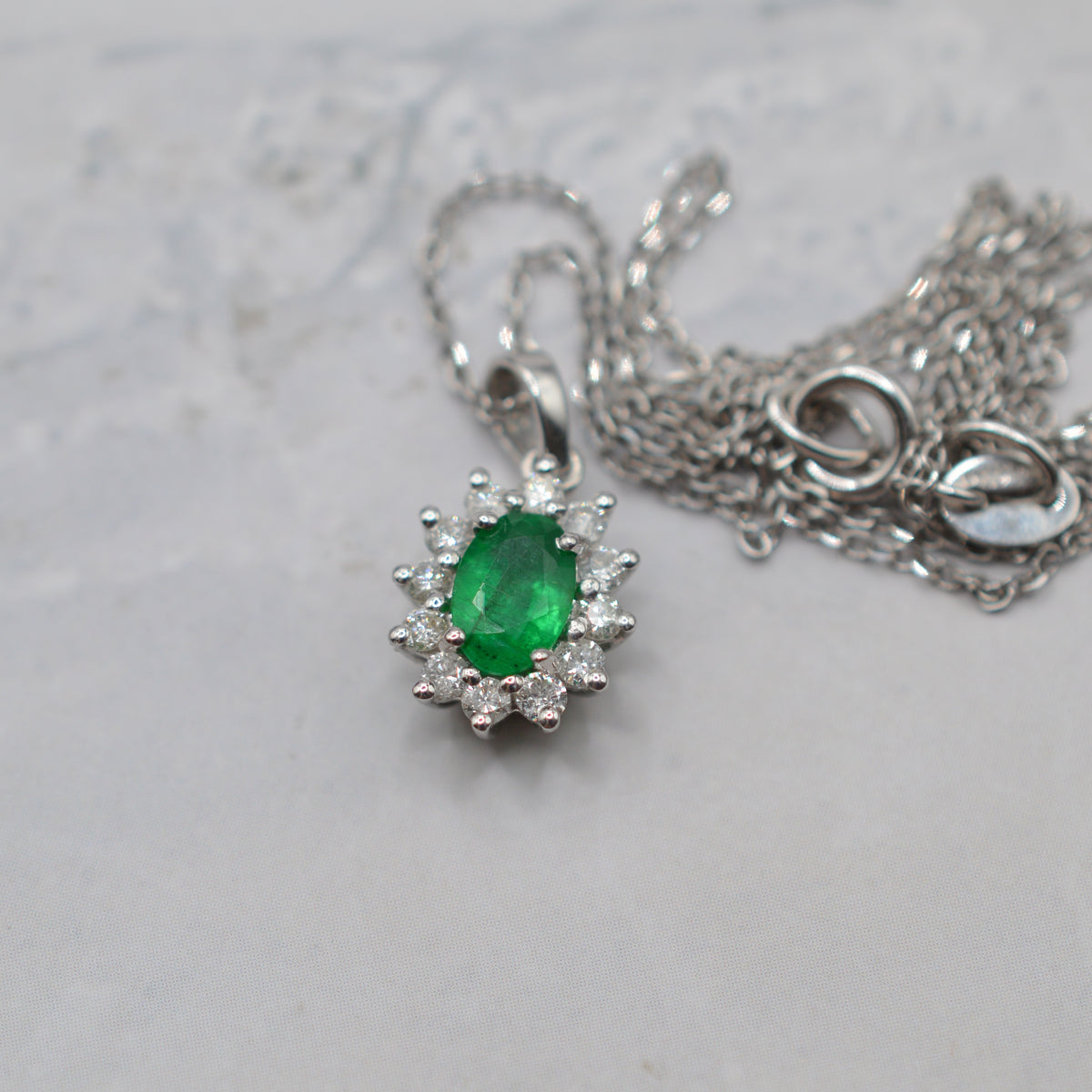 18ct White Gold Emerald & Diamond Cluster Pendant Necklace (16”)