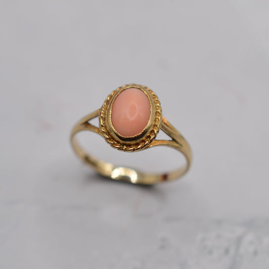 1980s Vintage 9ct Gold Coral Ring with Rope-Twist Border