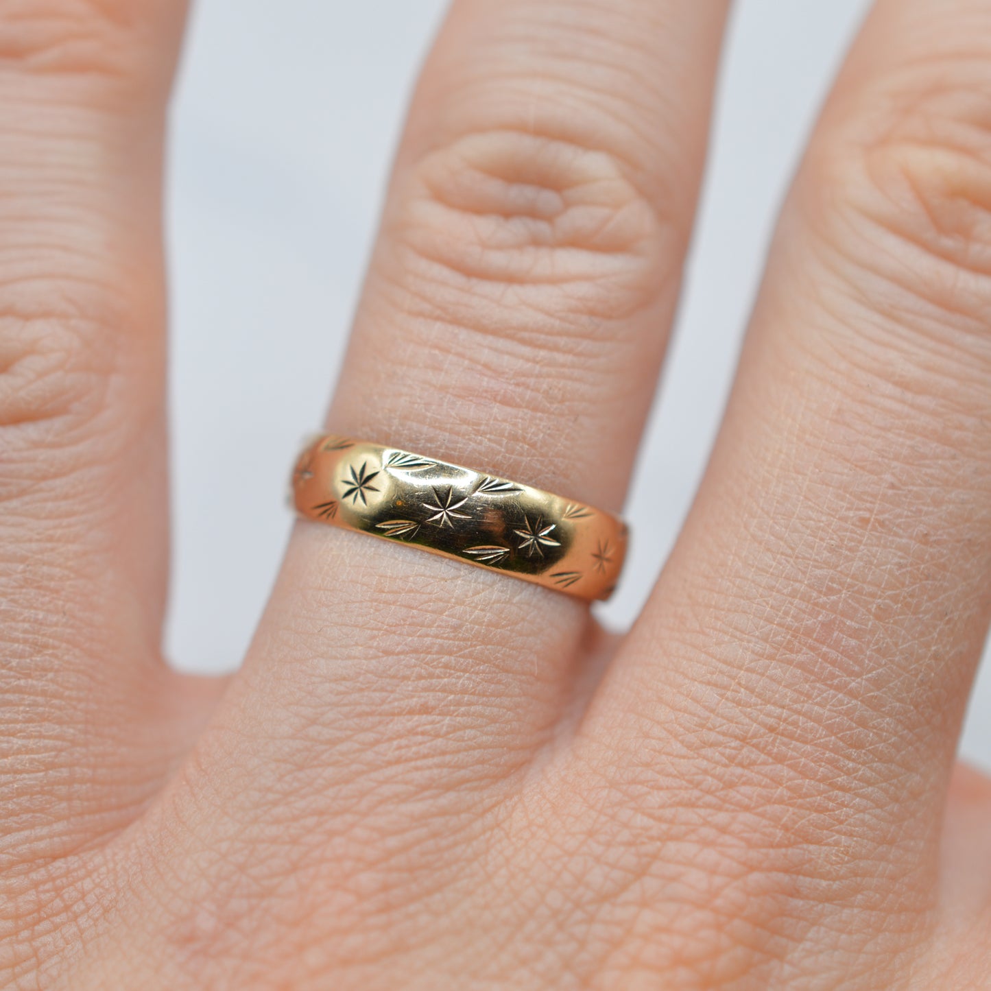1980s Vintage 9ct Gold Star-Engraved Band Ring