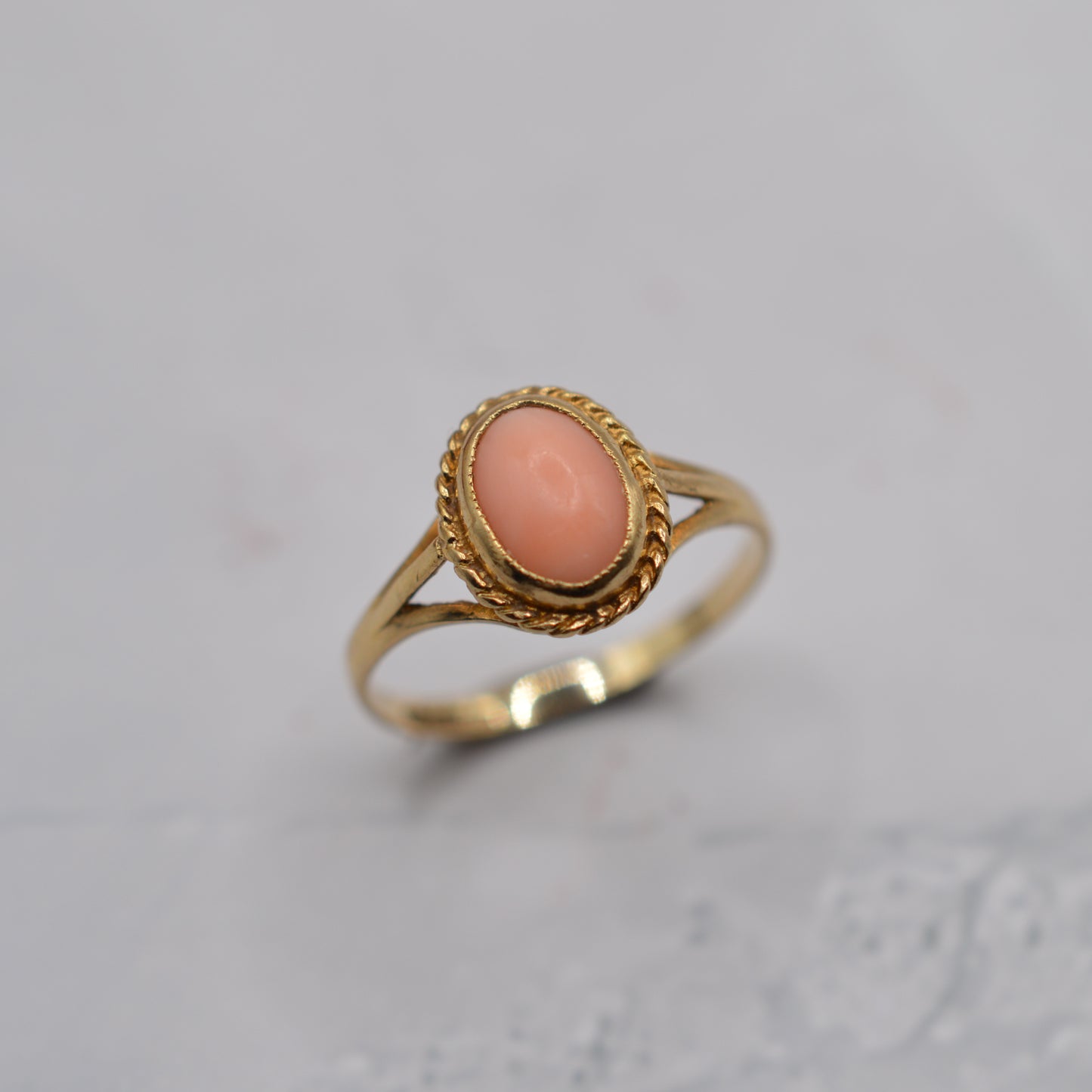 1980s Vintage 9ct Gold Coral Ring with Rope-Twist Border