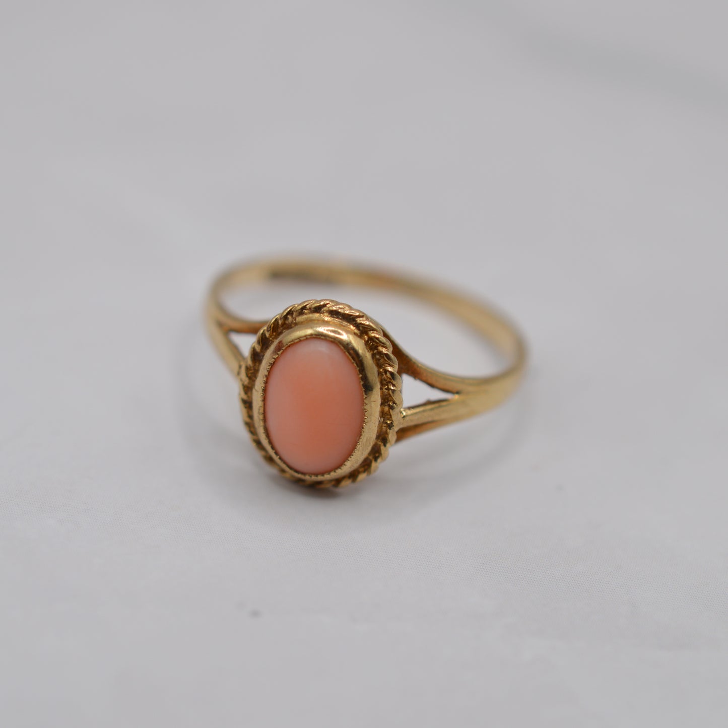 1980s Vintage 9ct Gold Coral Ring with Rope-Twist Border