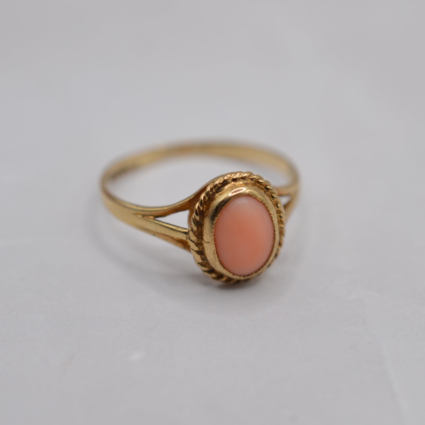 1980s Vintage 9ct Gold Coral Ring with Rope-Twist Border