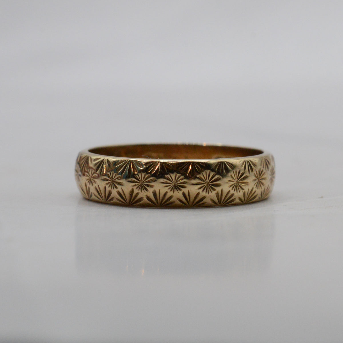 1970s Vintage 9ct Gold Star-Engraved Band Ring
