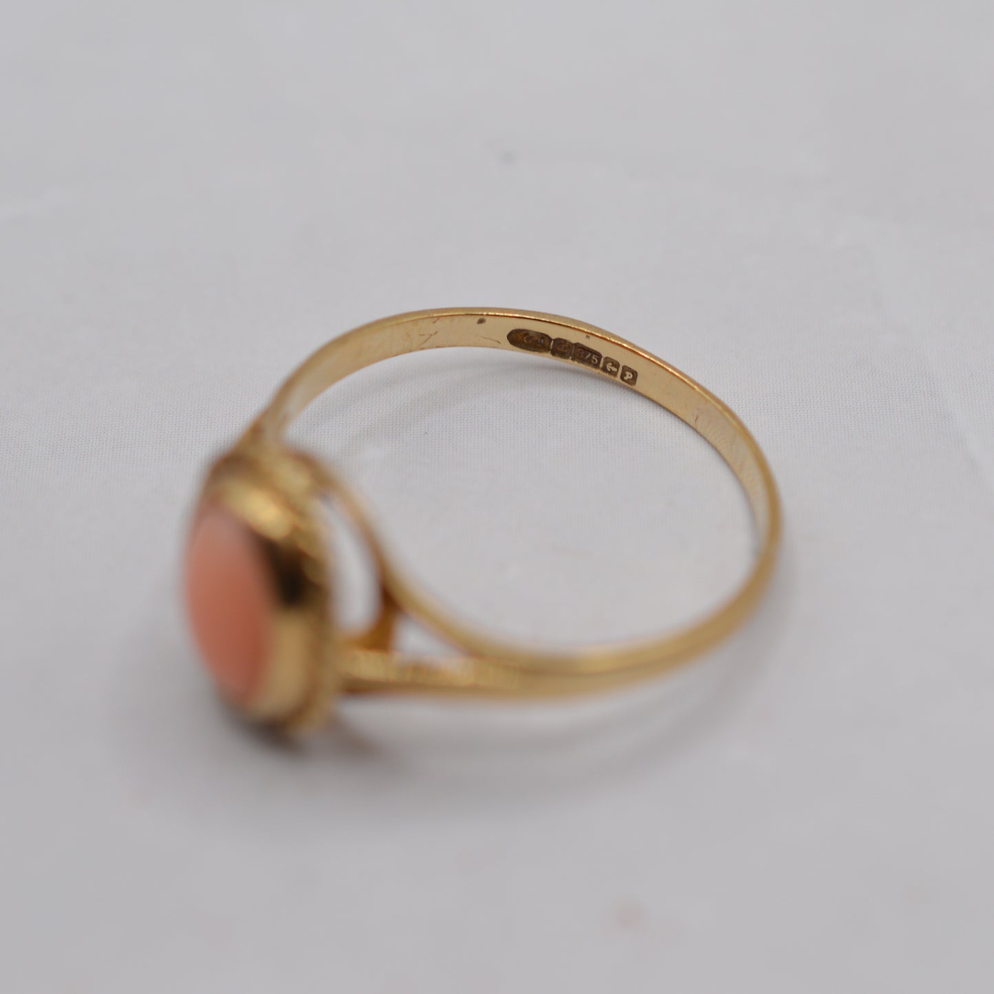 1980s Vintage 9ct Gold Coral Ring with Rope-Twist Border