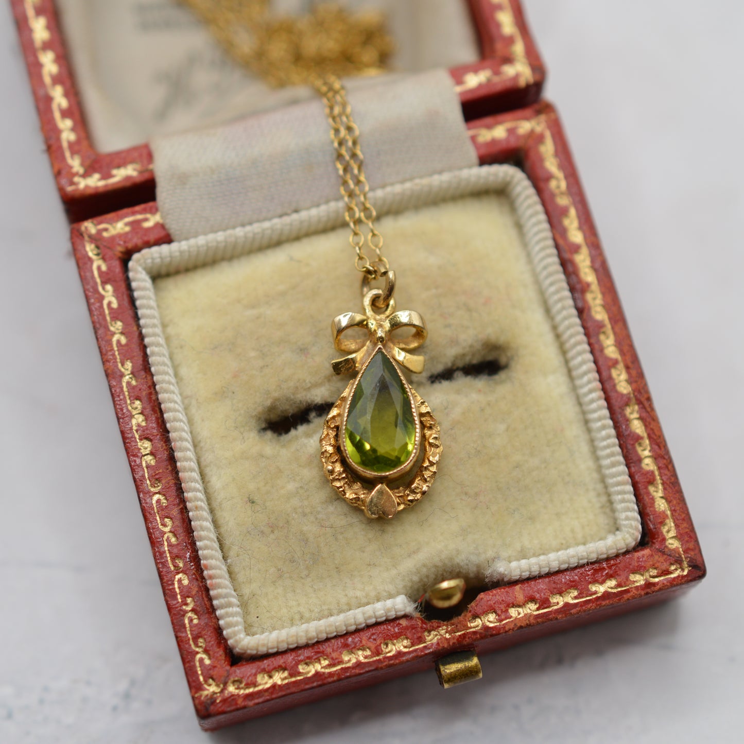 1970s Vintage 9ct Gold Peridot Pendant Bow Necklace (18”)