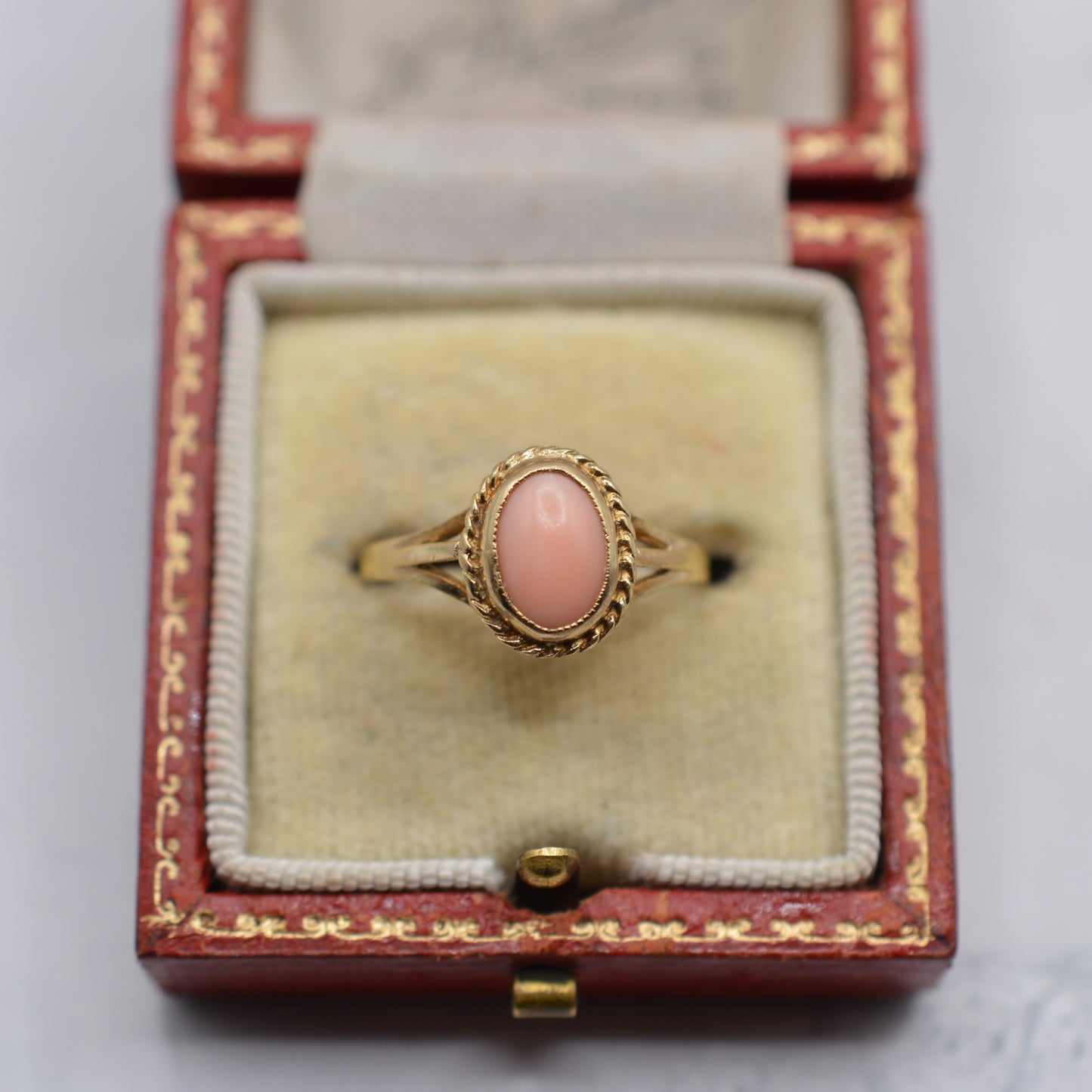 1980s Vintage 9ct Gold Coral Ring with Rope-Twist Border