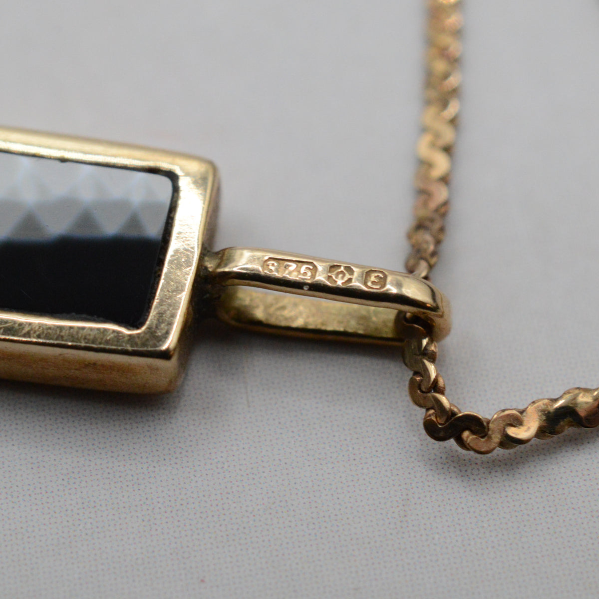 1970s Vintage 9ct Gold Onyx Pendant Necklace