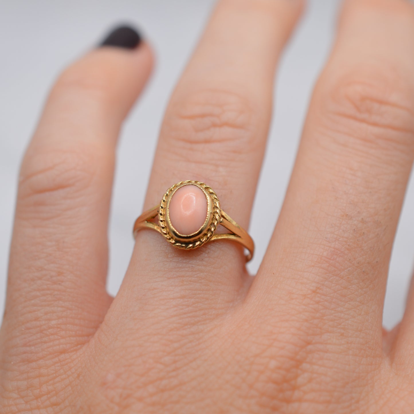 1980s Vintage 9ct Gold Coral Ring with Rope-Twist Border