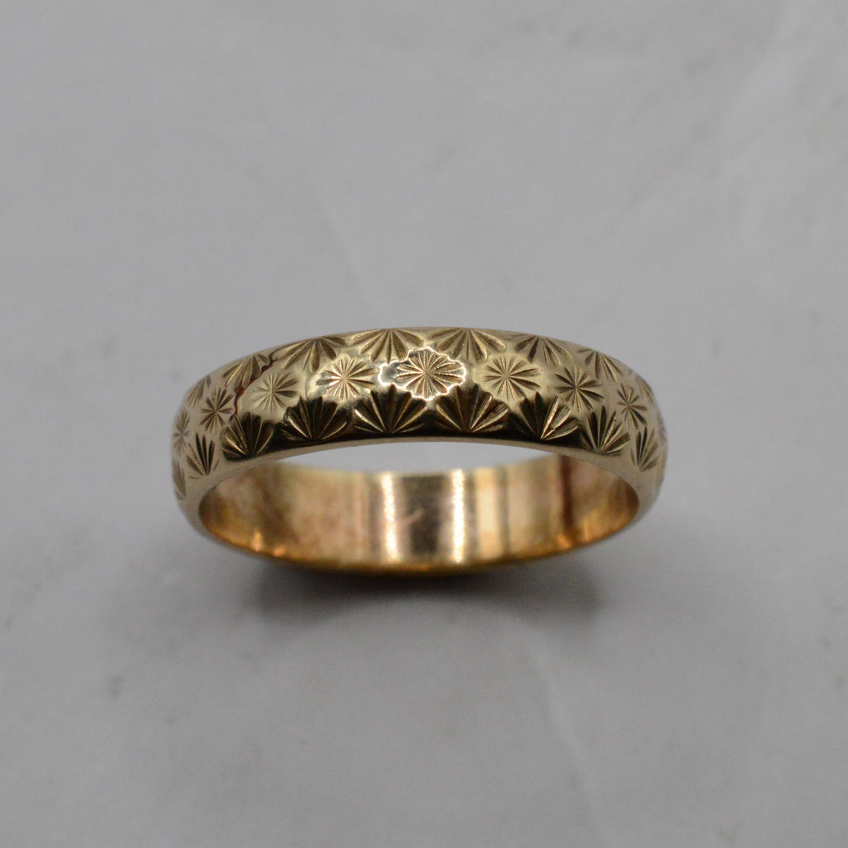1970s Vintage 9ct Gold Star-Engraved Band Ring