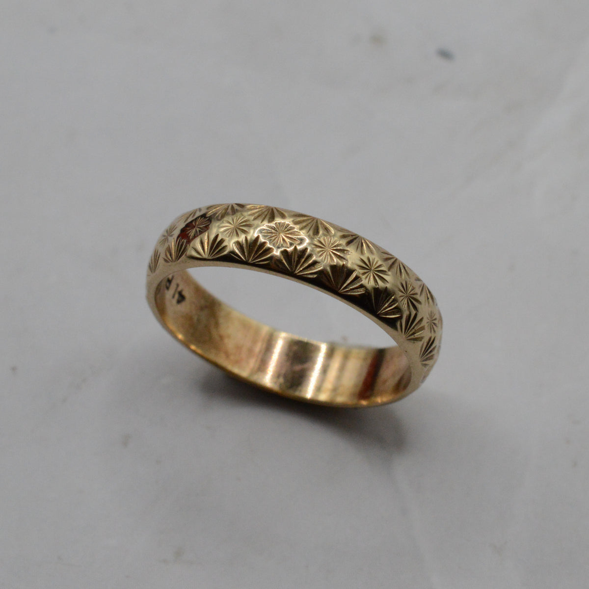 1970s Vintage 9ct Gold Star-Engraved Band Ring