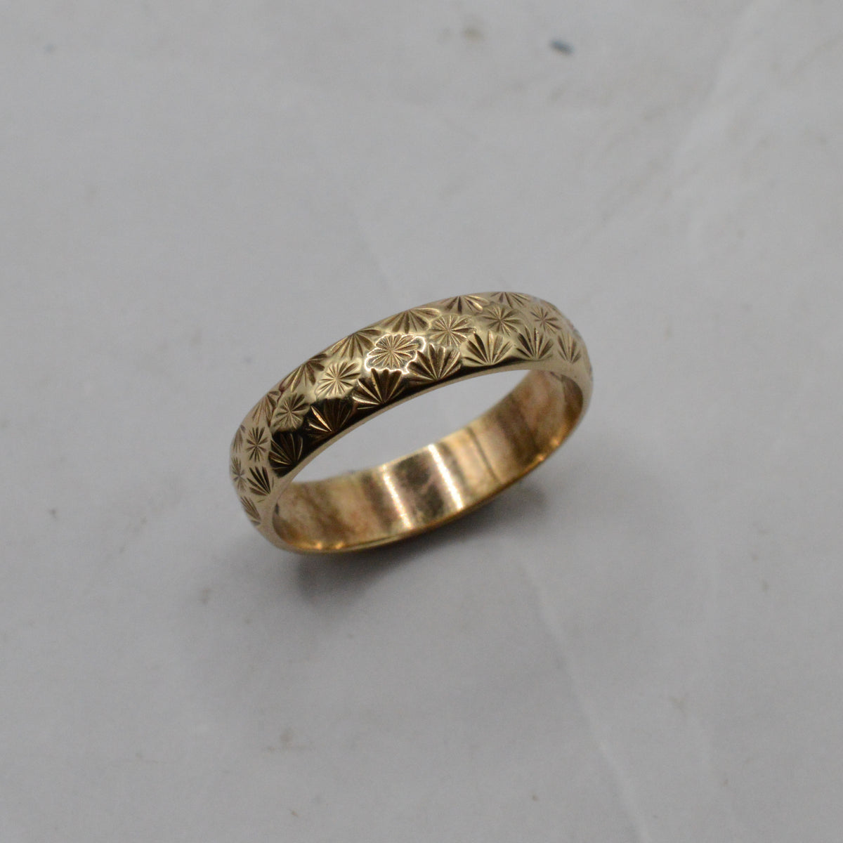 1970s Vintage 9ct Gold Star-Engraved Band Ring