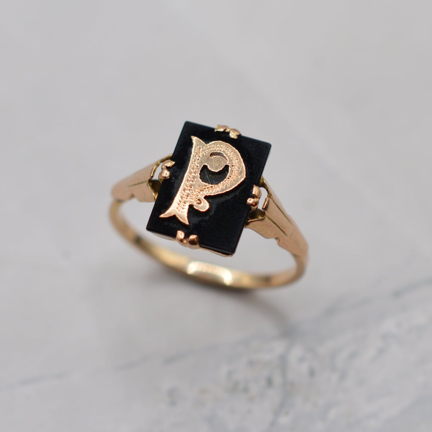 Antique 9ct Gold Onyx 'P' Initial Signet Ring