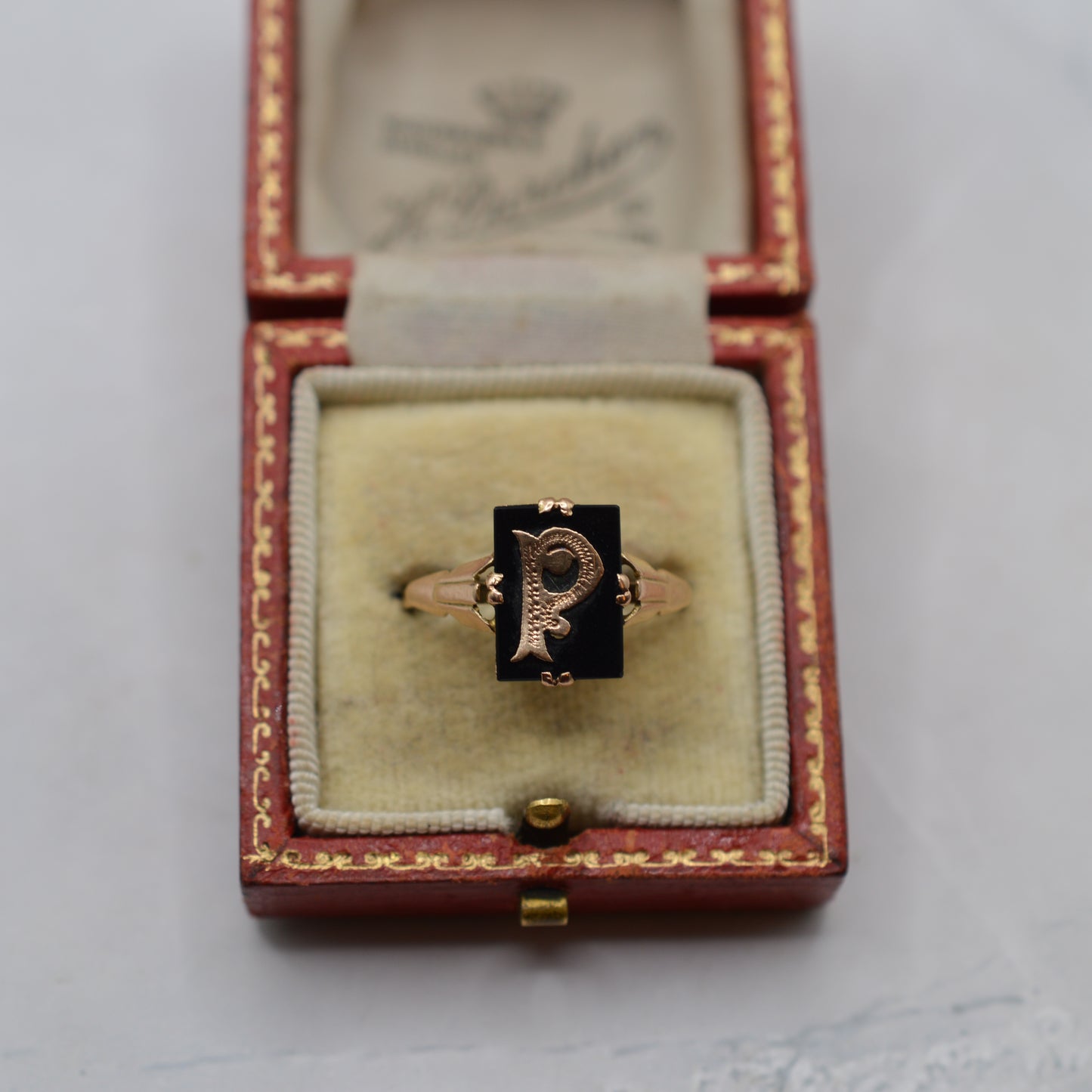 Antique 9ct Gold Onyx 'P' Initial Signet Ring