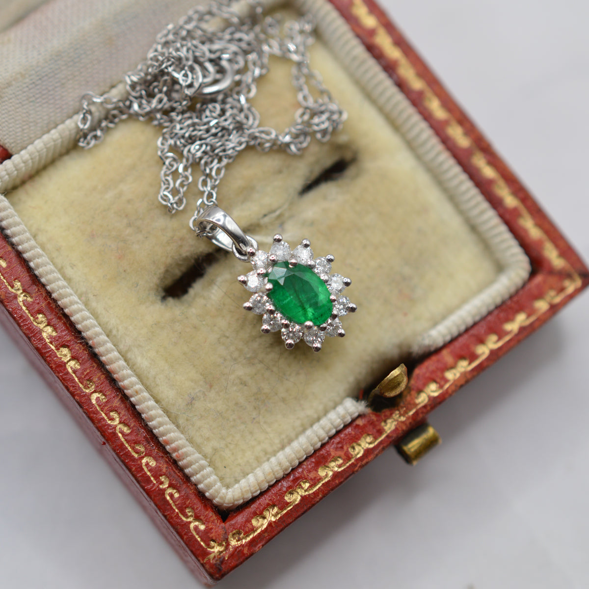 18ct White Gold Emerald & Diamond Cluster Pendant Necklace (16”)