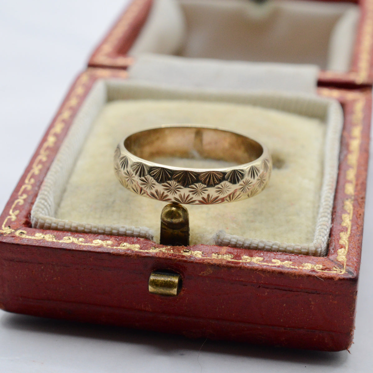 1970s Vintage 9ct Gold Star-Engraved Band Ring