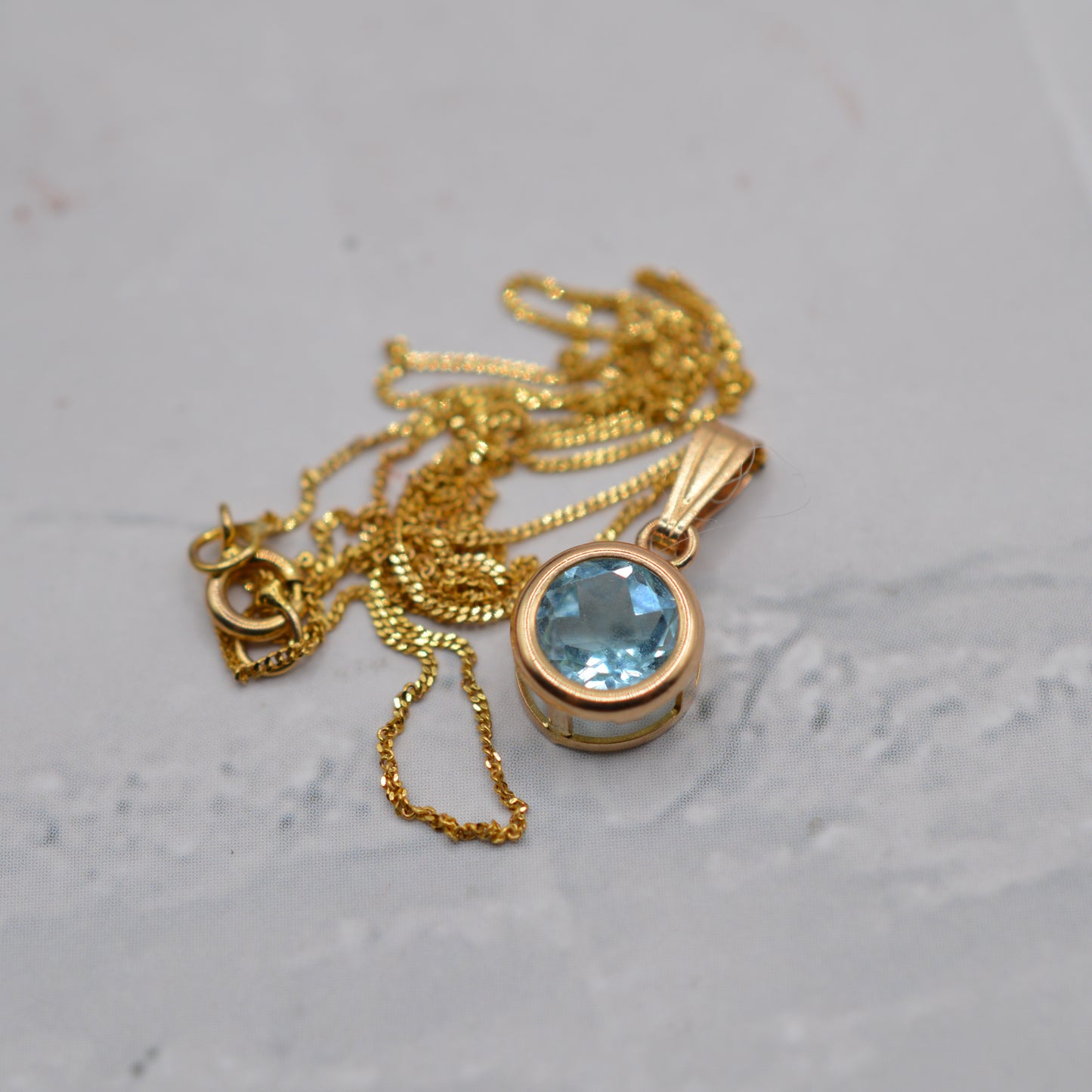 9ct Gold Blue Topaz Pendant Necklace (16" Chain)