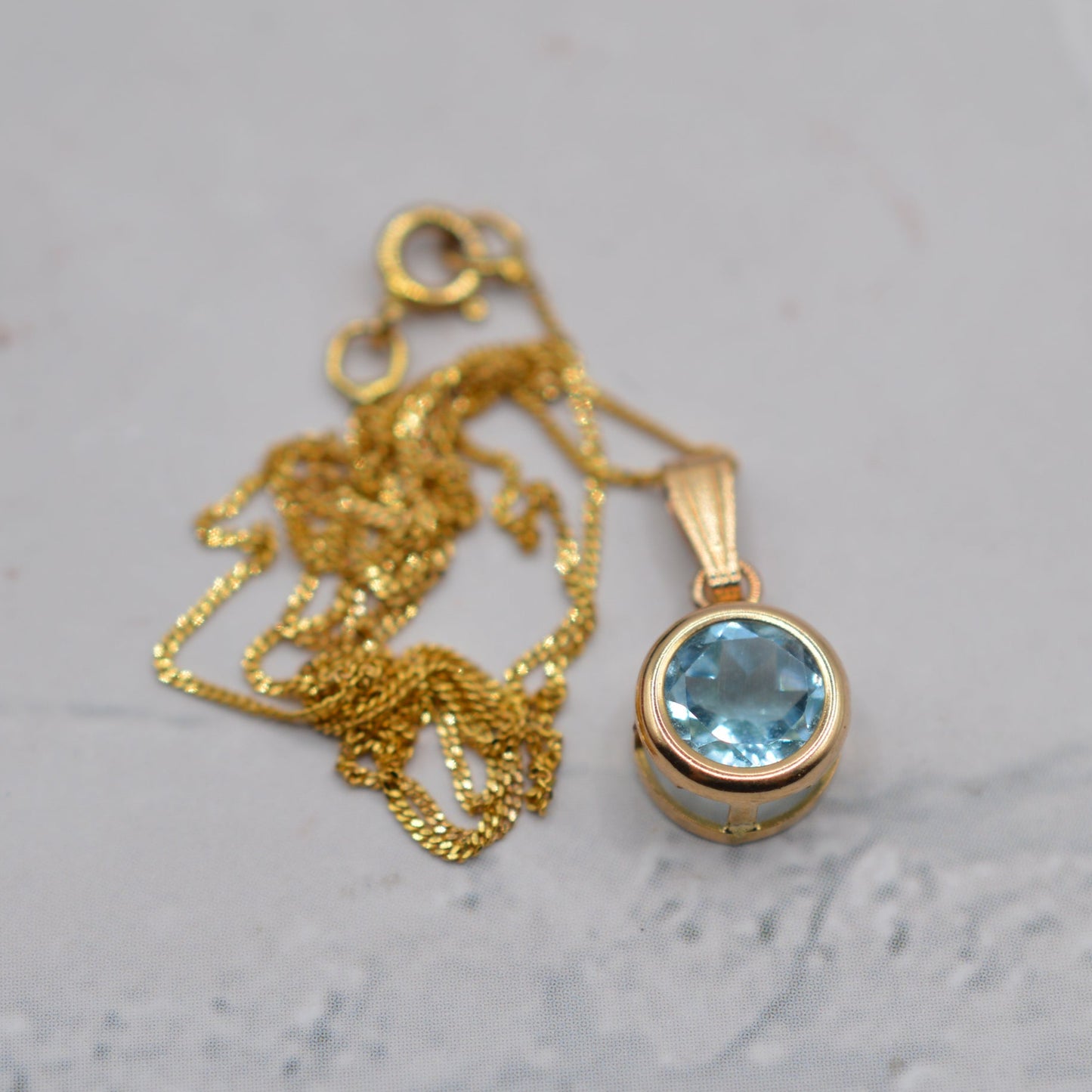 9ct Gold Blue Topaz Pendant Necklace (16" Chain)