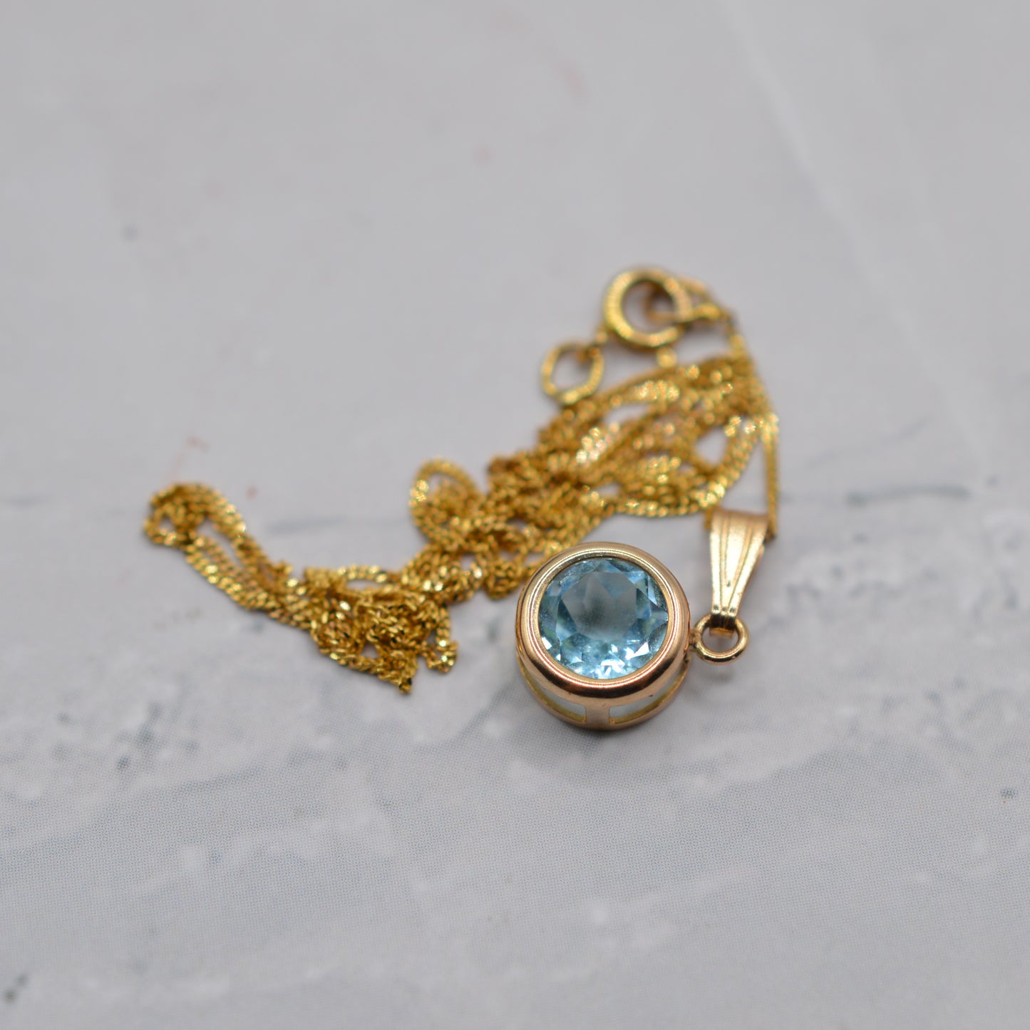 9ct Gold Blue Topaz Pendant Necklace (16" Chain)