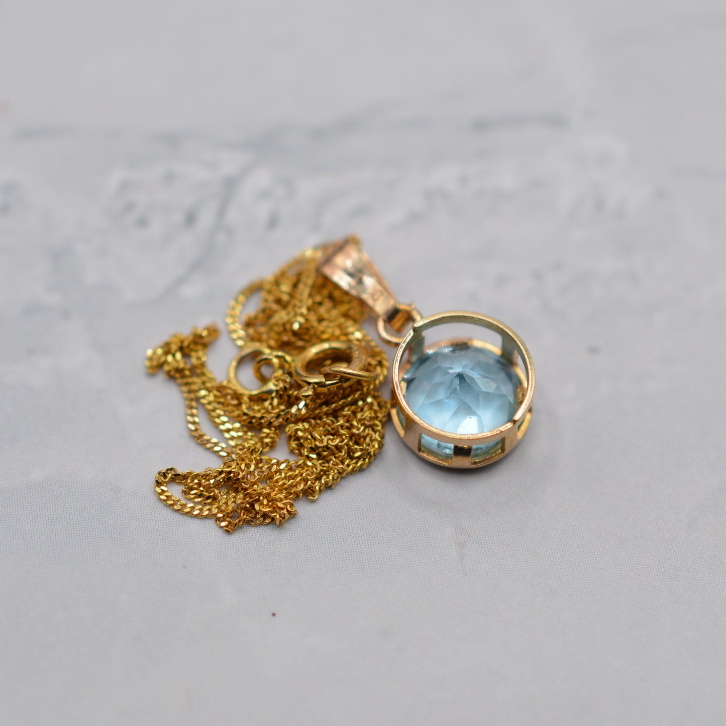 9ct Gold Blue Topaz Pendant Necklace (16" Chain)