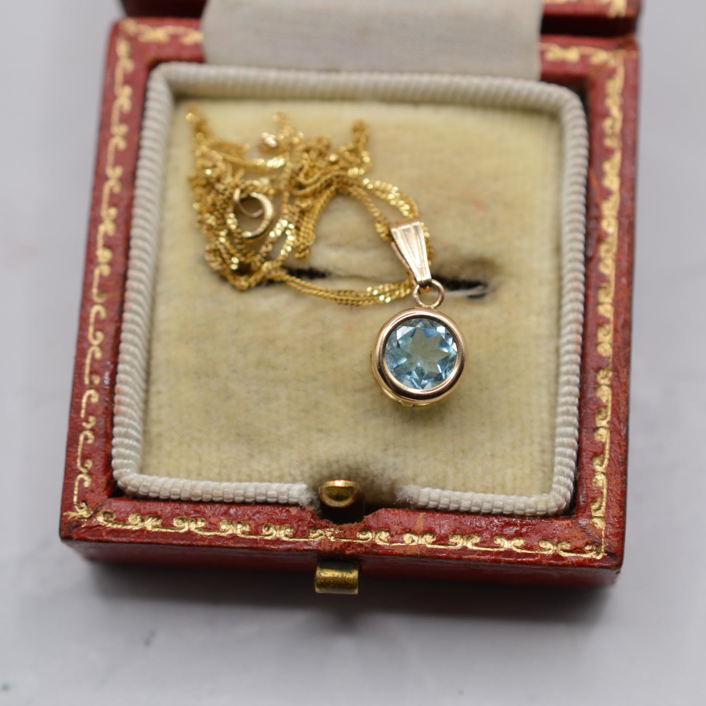 9ct Gold Blue Topaz Pendant Necklace (16" Chain)