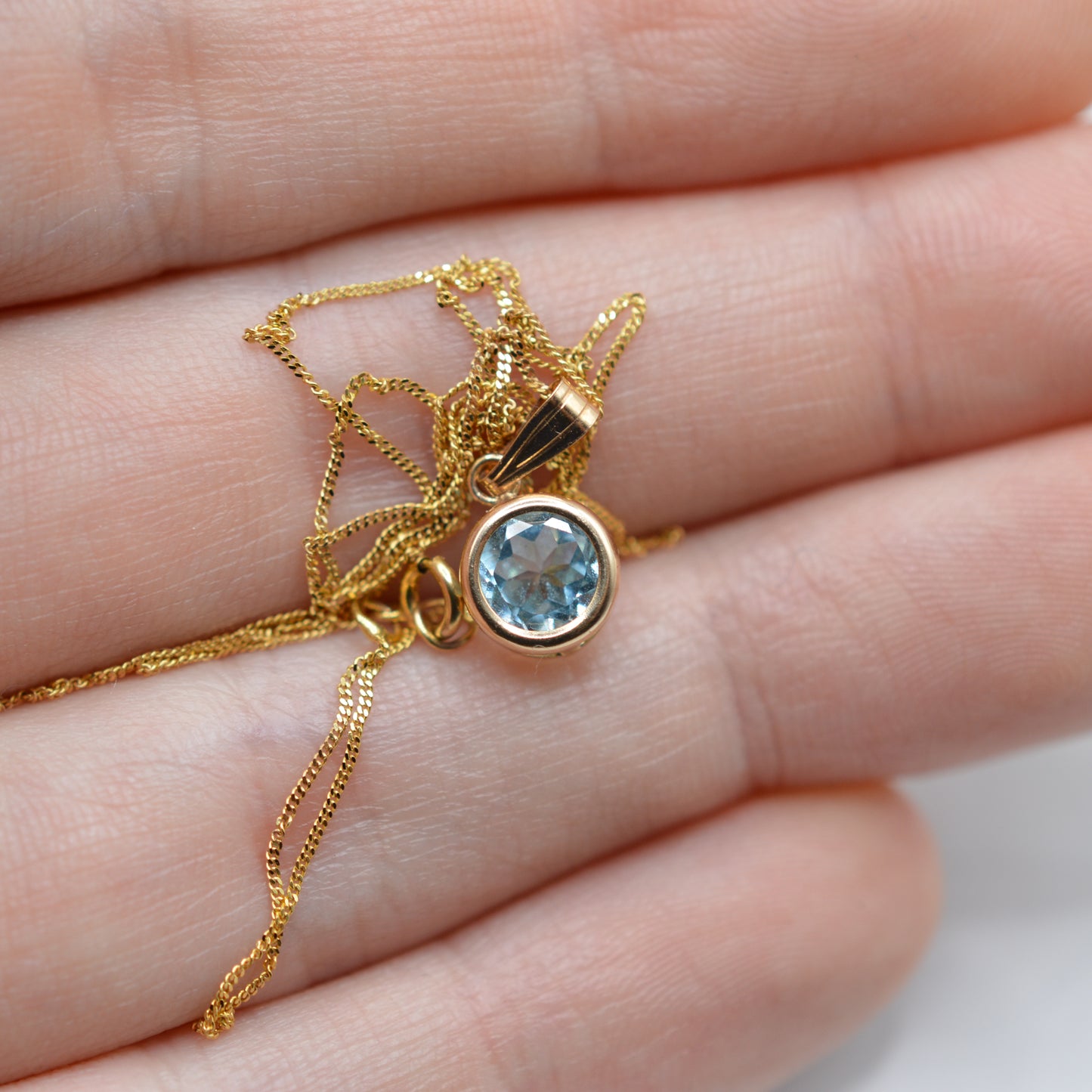 9ct Gold Blue Topaz Pendant Necklace (16" Chain)