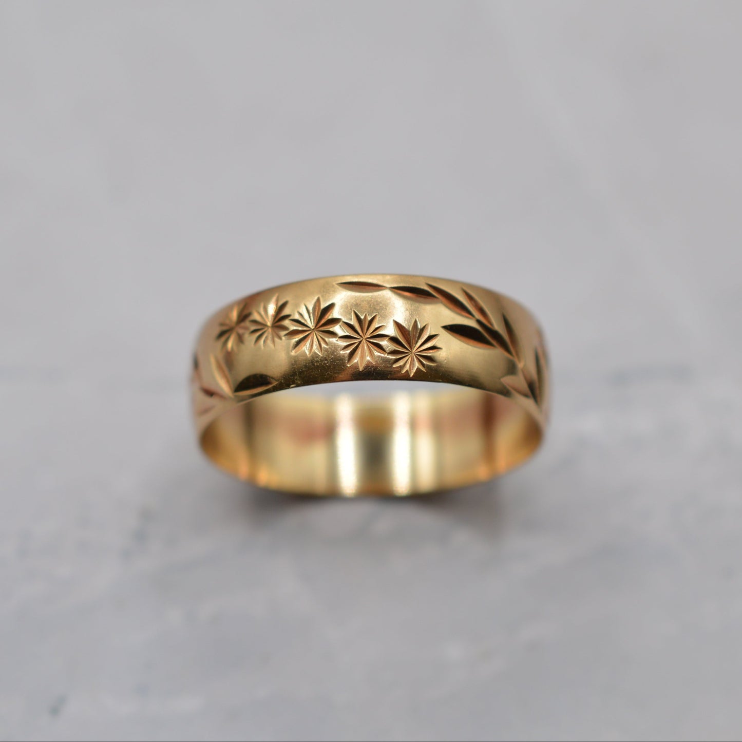 9ct Gold Star & Leaf Engraved Band Ring