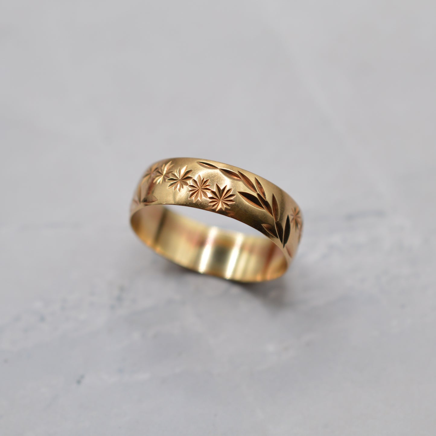 9ct Gold Star & Leaf Engraved Band Ring