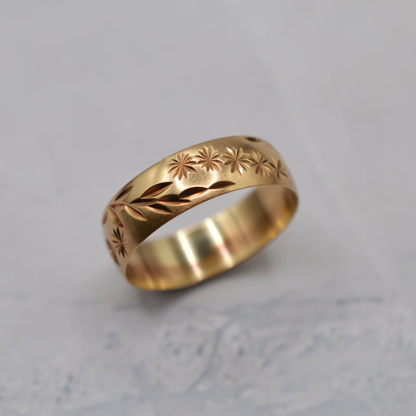 9ct Gold Star & Leaf Engraved Band Ring