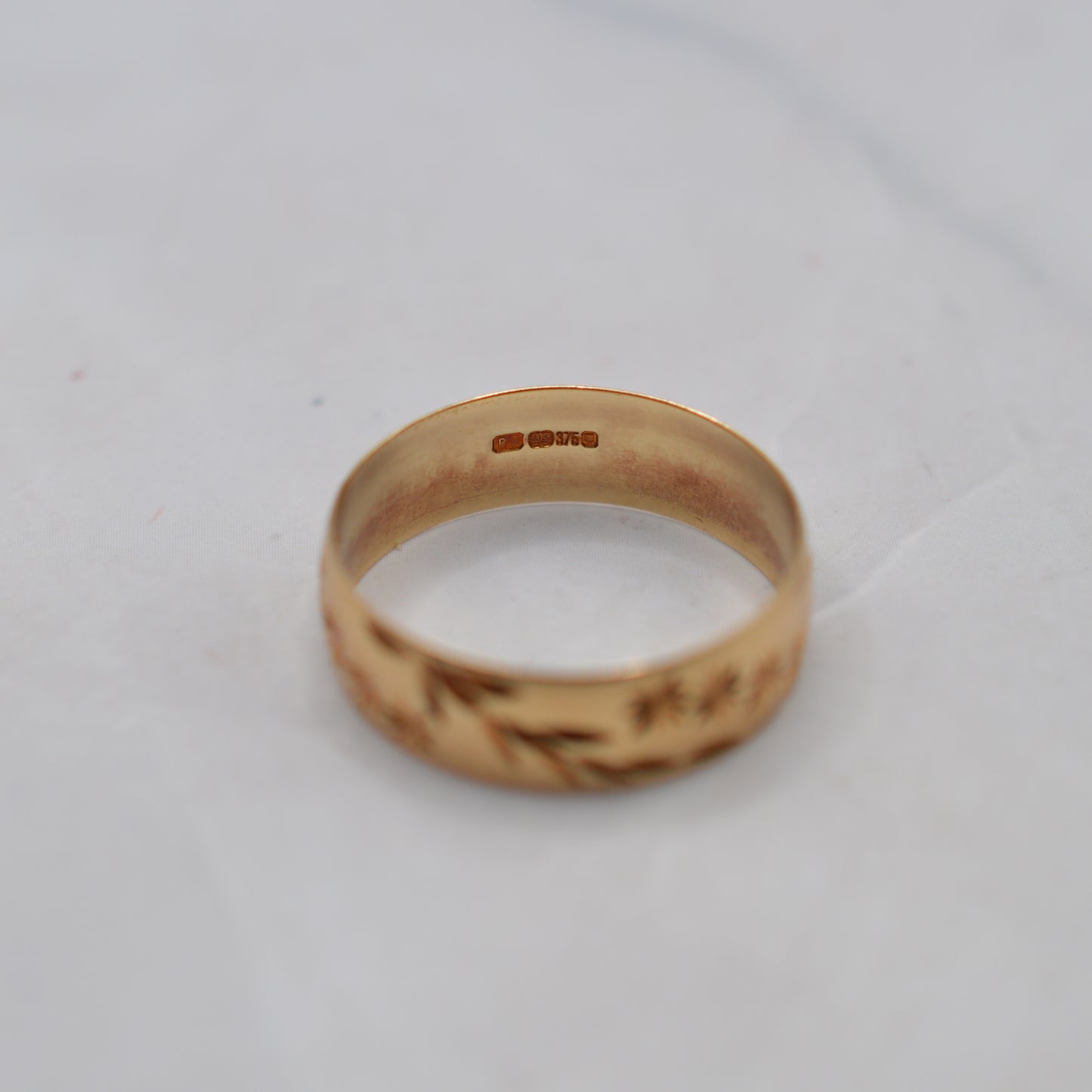 9ct Gold Star & Leaf Engraved Band Ring