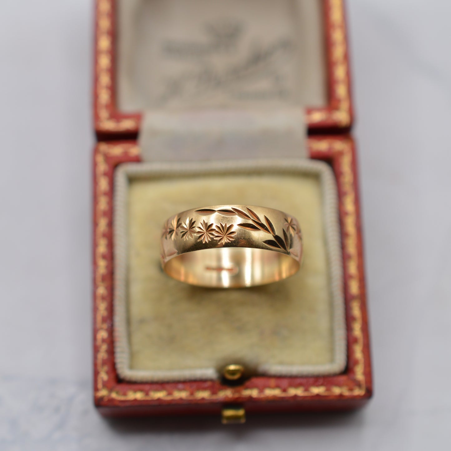 9ct Gold Star & Leaf Engraved Band Ring