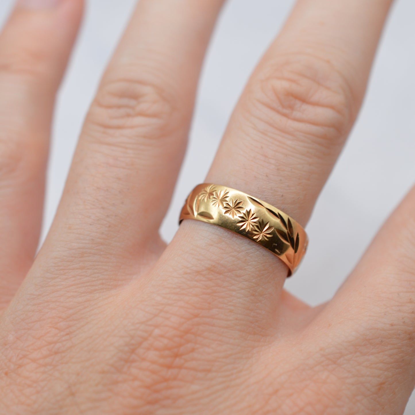 9ct Gold Star & Leaf Engraved Band Ring