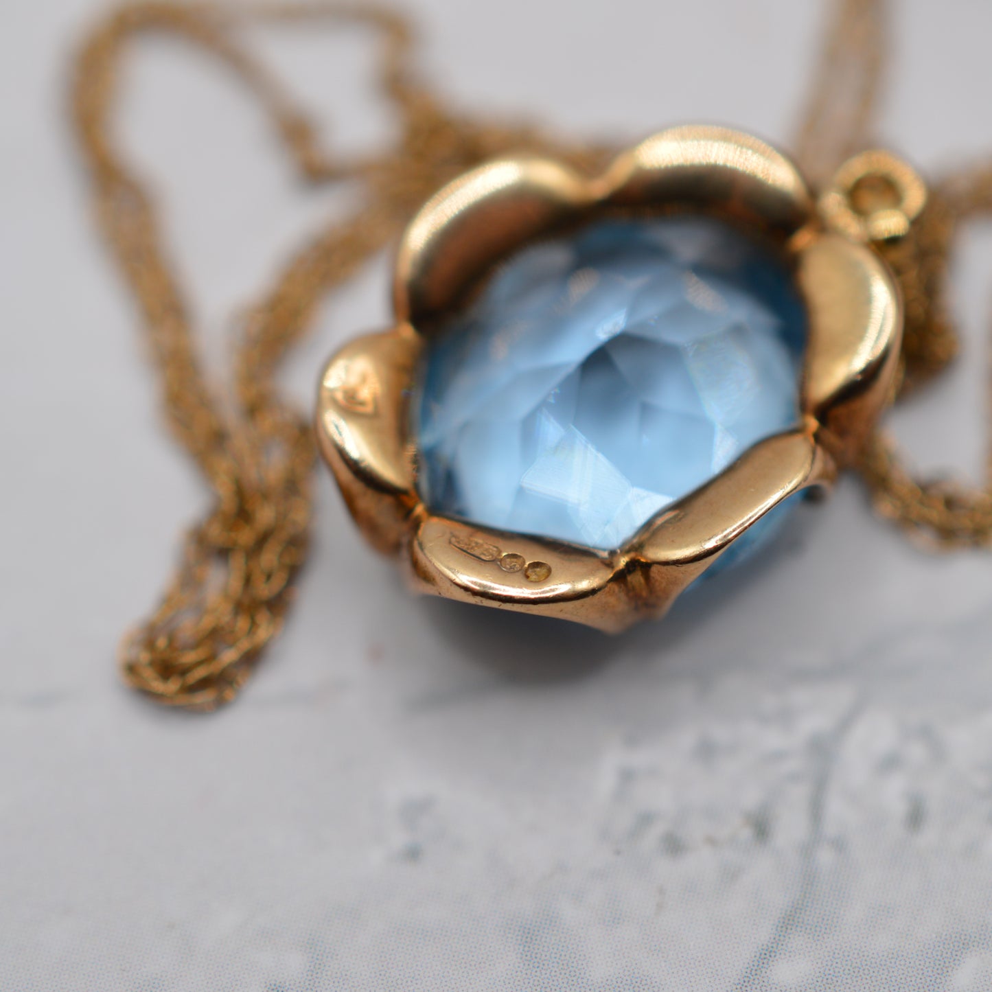 1970s Vintage 9ct Gold 4.46ct Blue Topaz Pendant Necklace in Buttercup Setting (18”)