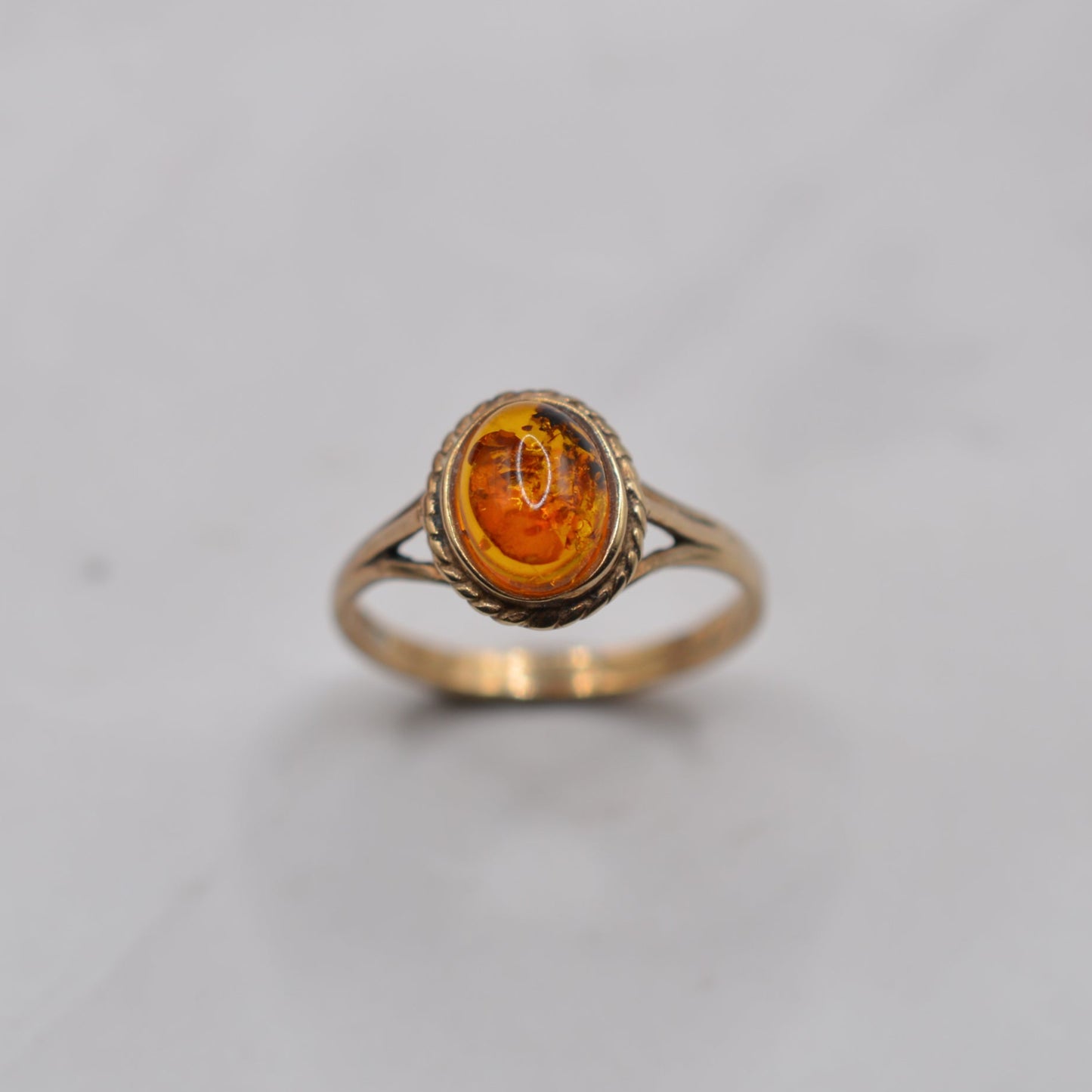 9ct Gold Amber Solitaire Ring with Rope-Twist Border