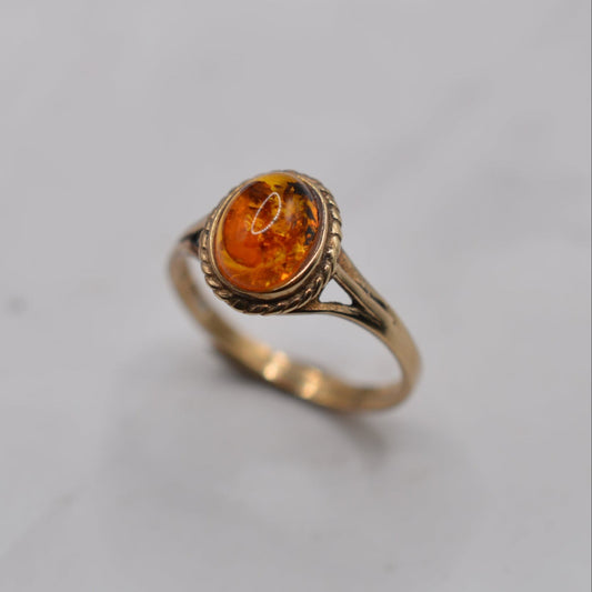 9ct Gold Amber Solitaire Ring with Rope-Twist Border