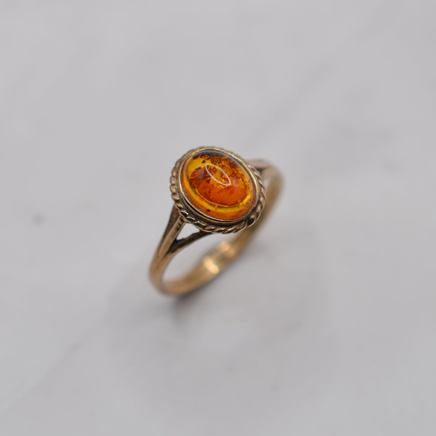 9ct Gold Amber Solitaire Ring with Rope-Twist Border