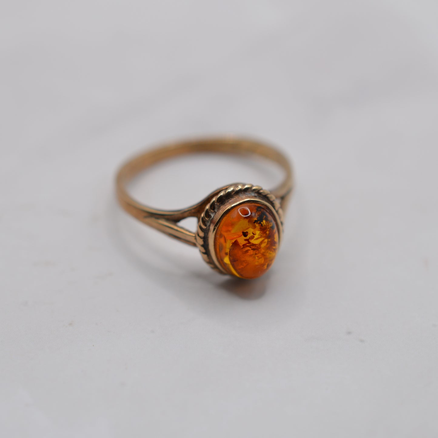 9ct Gold Amber Solitaire Ring with Rope-Twist Border