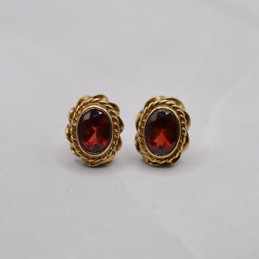 1990s 9ct Gold Garnet Stud Earrings with Rope-Twist Border