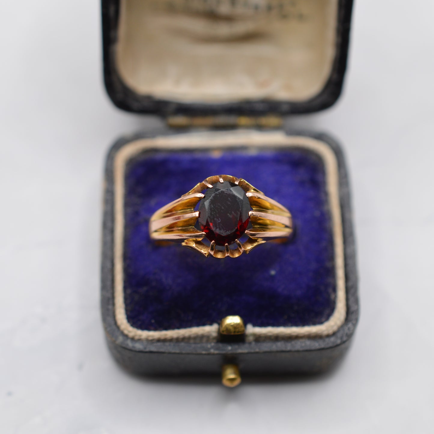 1916 Antique Chunky 9ct Gold Gents Garnet Signet Ring