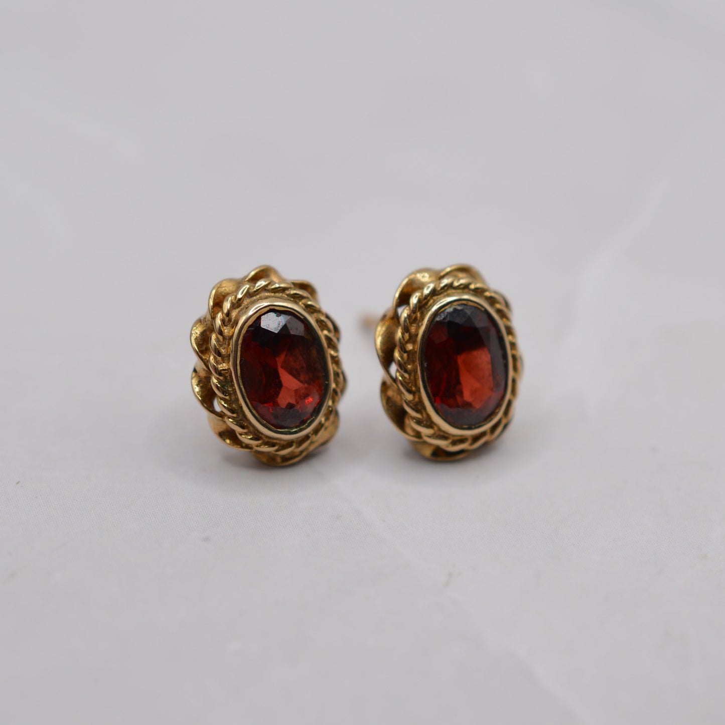 1990s 9ct Gold Garnet Stud Earrings with Rope-Twist Border