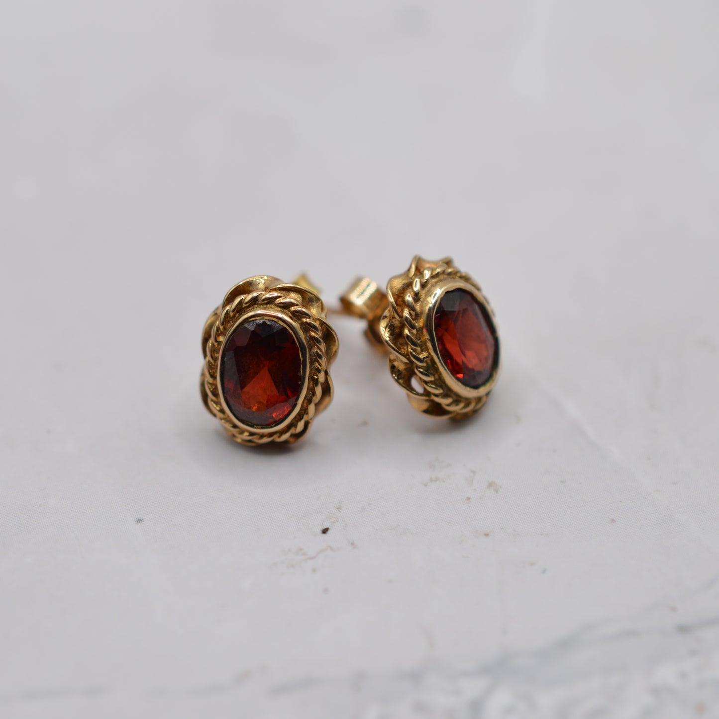 1990s 9ct Gold Garnet Stud Earrings with Rope-Twist Border