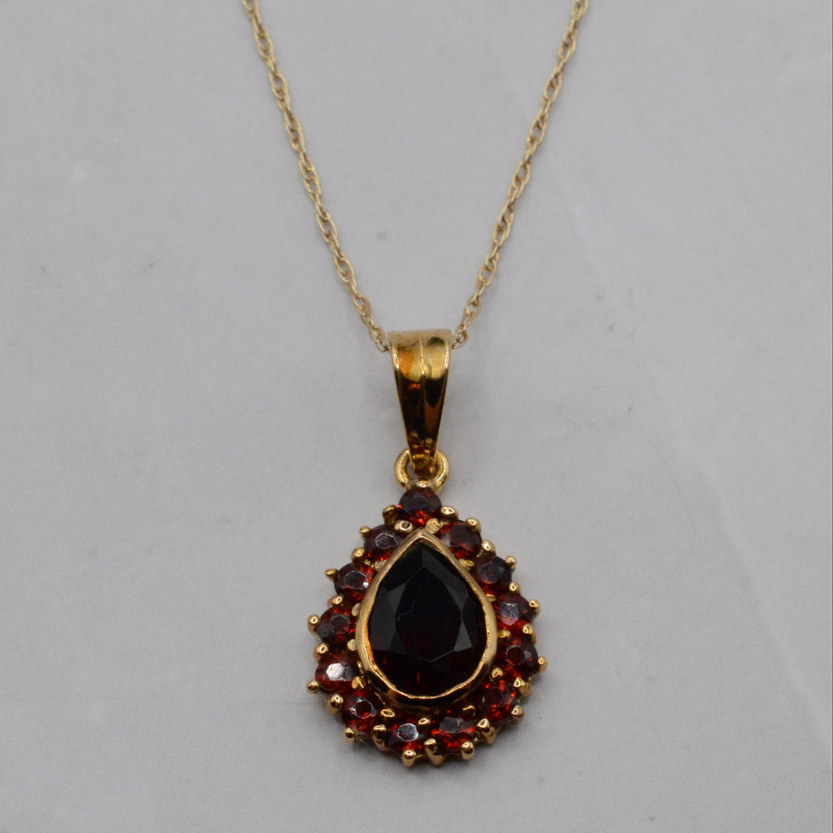 9ct Gold Garnet Cluster Pendant Necklace (18")