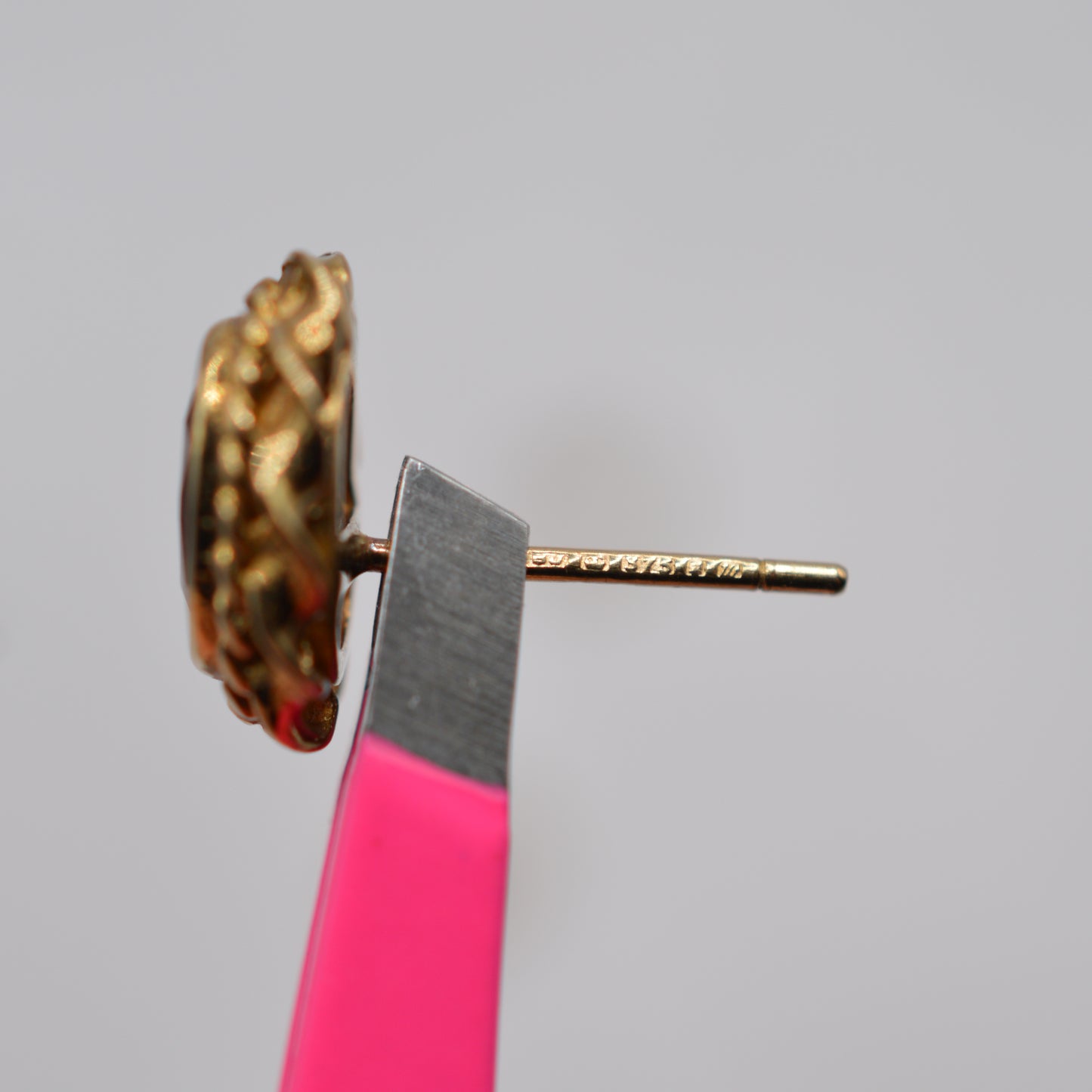 1990s 9ct Gold Garnet Stud Earrings with Rope-Twist Border