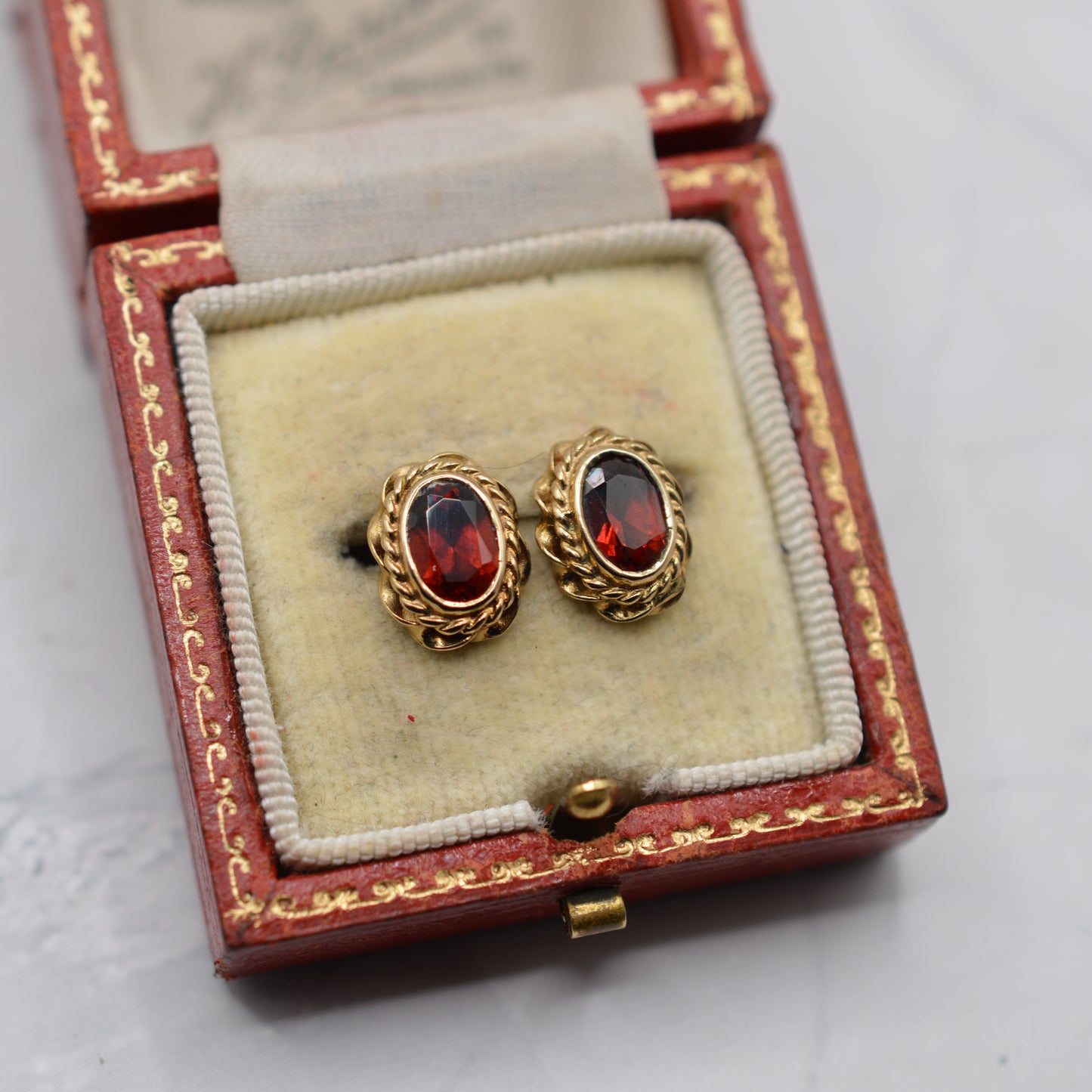 1990s 9ct Gold Garnet Stud Earrings with Rope-Twist Border